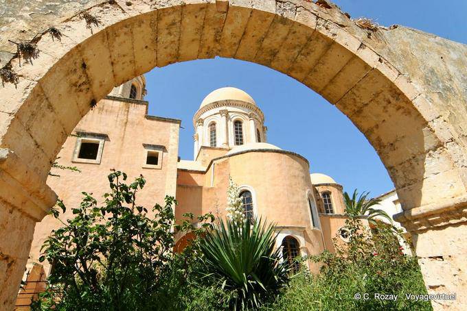 Vista da Igreja sob um arco, Agia Triada Mosteiro Tzagarolon - Creta, Grécia