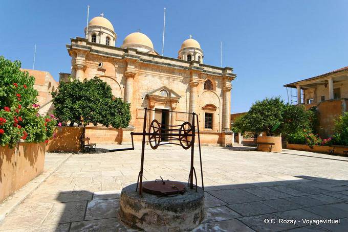 Jagarolon de Agia Triada, pátio central com bem fora da catedral - Creta, Grécia