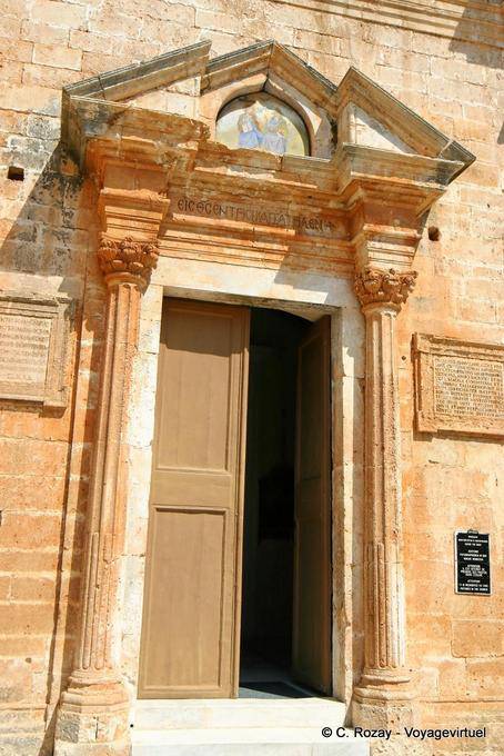 A entrada principal da Catedral no interior do mosteiro, Agia Triada, Akrotiri - Creta, Grécia