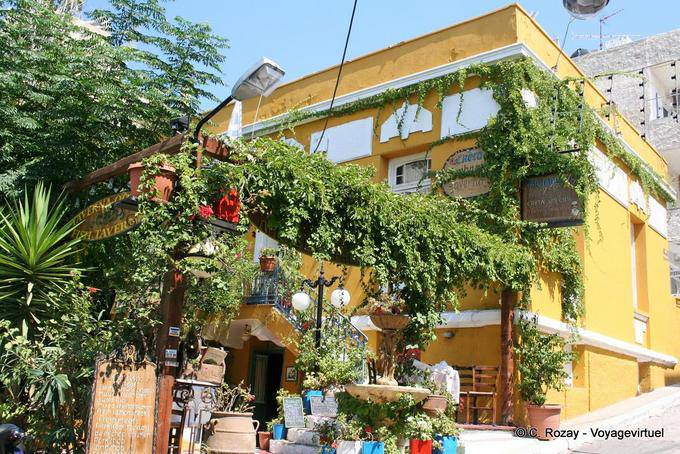 Agios Nikolaos, amarelo cretense Tavern - Creta, Grécia