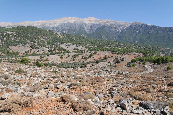 Anopoli, paisagem montanhosa para as gargantas Aradena - Creta, Grécia
