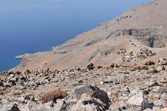 Anopolis vista Livaniana abaixo dos penhascos - Creta, Grécia