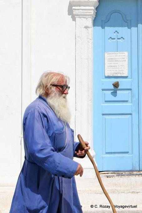 Chryssoskalitissa, ortodoxo pop a barba branca - Creta, Grécia