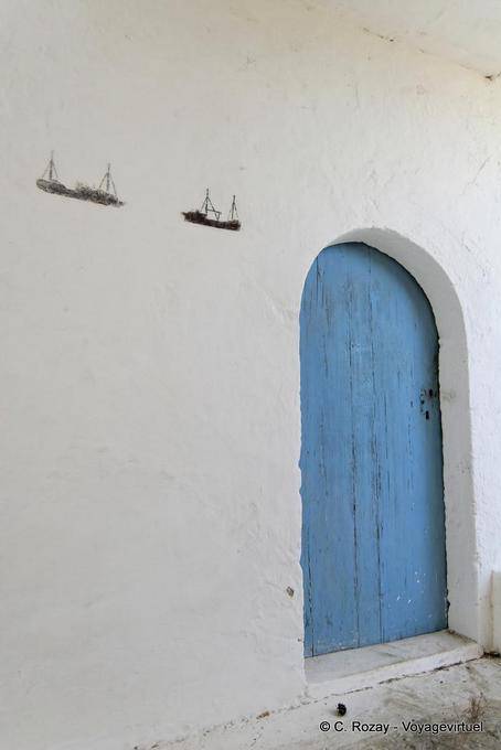 Desenhos de barco na parede do mosteiro Chryssoskalitissa - Creta, Grécia