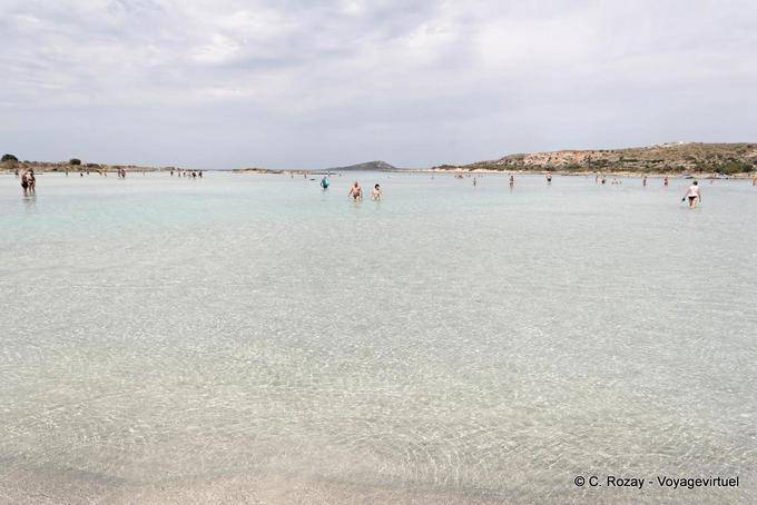 Walkers na lagoa Elafonissi - Creta, Grécia