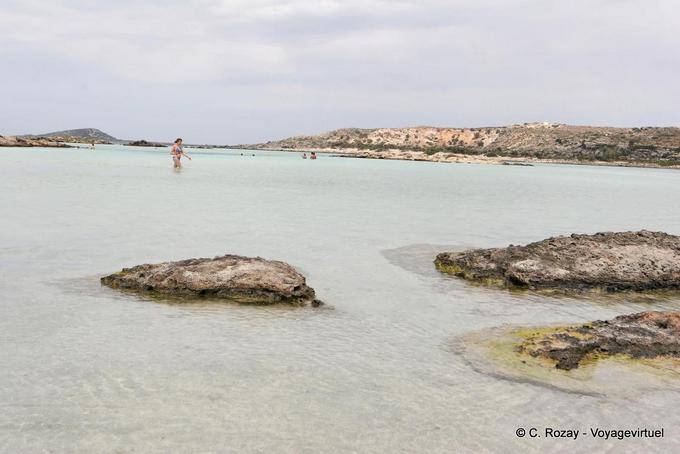 Pedras no trasparente água, Elafonissi - Creta, Grécia