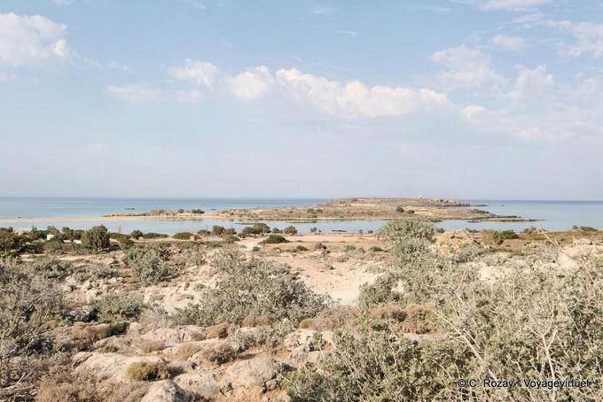 Elafonissi, com vista para a península da costa - Creta, Grécia