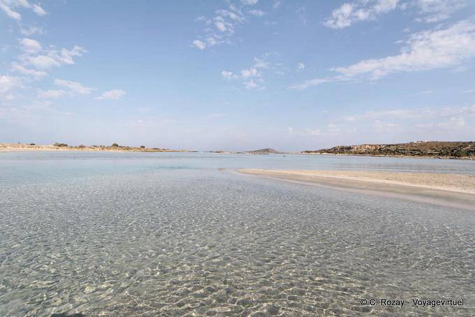 Areia cuspir na lagoa Elafonissi - Creta, Grécia