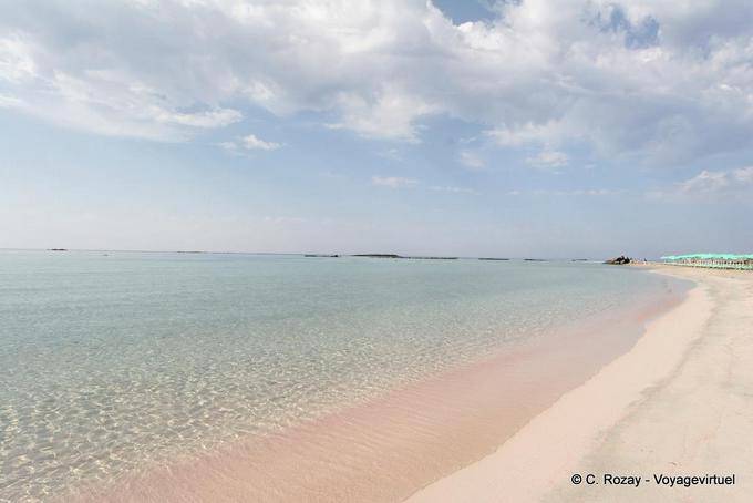 Caminhada na praia, Elafonissi - Creta, Grécia