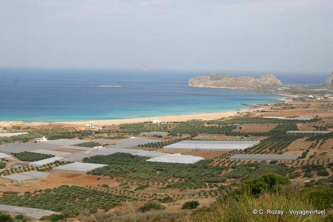 Vista para a praia e estufas, Falassarna - Creta, Grécia