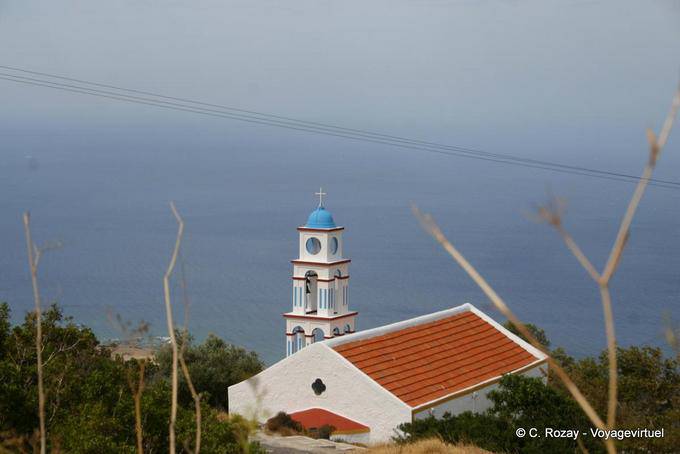 A torre da igreja acima do mar, Falasarna - Creta, Grécia