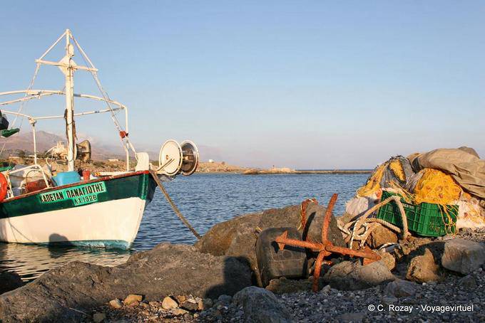 Barco de pesca ancorados na âncora, Frangokastello - Creta, Grécia