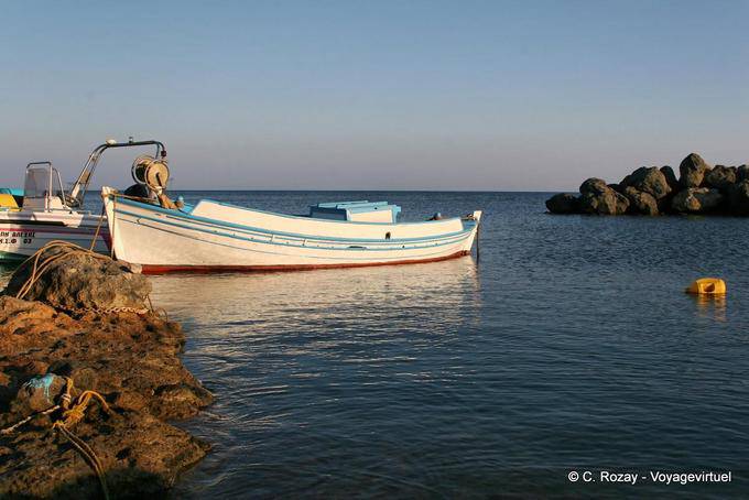 Barco branco e azul em mar calmo, Frangokastello - Creta, Grécia