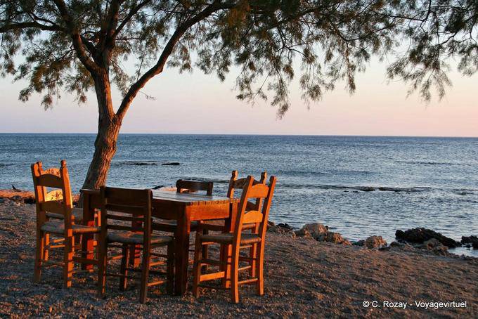 Mesa Tavern pelo mar, Frangokastello - Creta, Grécia