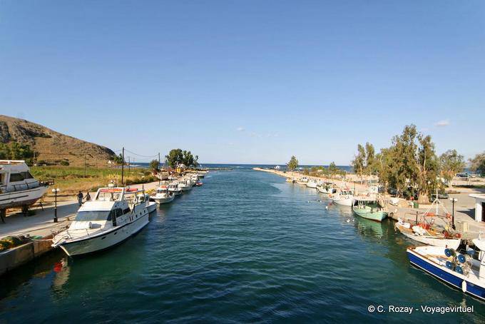 Barcos ancorados no canal, Georgioupoli - Creta, Grécia