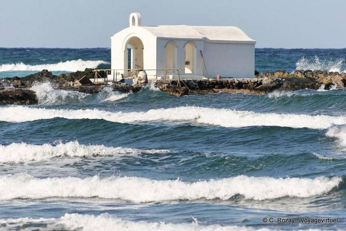 A capela de Agios Nikolaos em ondas, Georgioupoli - Creta, Grécia