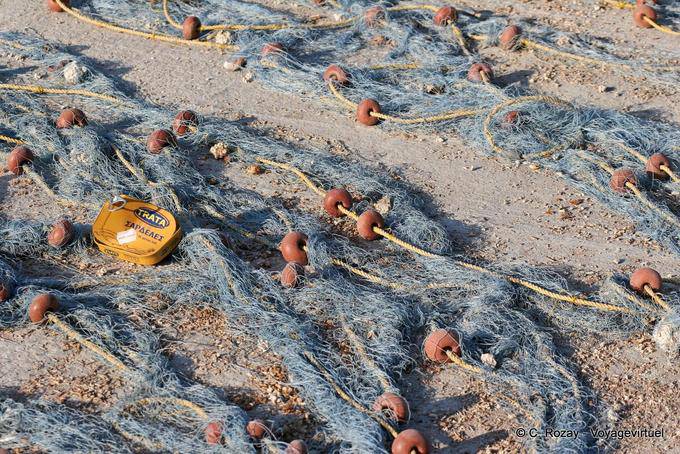 As redes de pesca e lata de sardinhas, Georgioupoli - Creta, Grécia