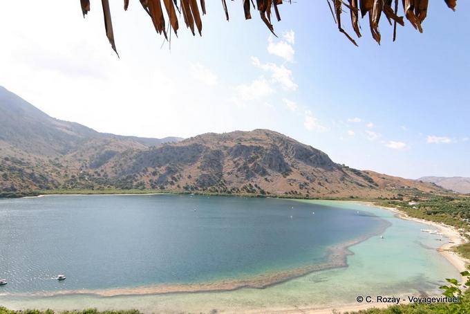 Lago e montanhas brancas de Kourna - Creta, Grécia
