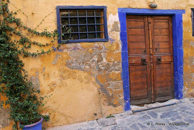 Porta a azul e amarelo parede, Chania - Creta, Grécia