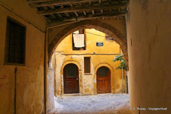 Passagem antiga no centro histórico, Chania - Creta, Grécia