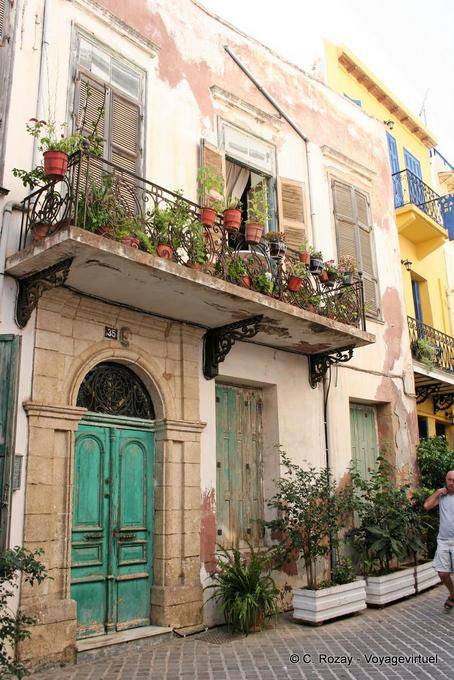 Varanda ornamentada em 35, Chania - Creta, Grécia