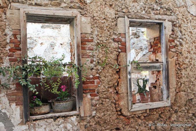 Hania (Chania) Flores e ruína desabitada - Creta, Grécia