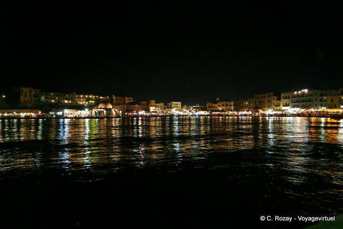 Chania, o Venetian porto panorama noite - Creta, Grécia