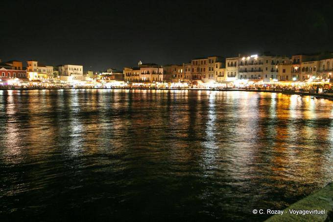 Panorama da pitoresca antigo porto de Chania iluminado - Creta, Grécia