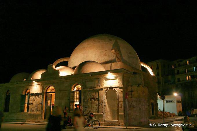Mesquita de Hassan Kioutsouk por noite, Ottoman Era Chania - Creta, Grécia