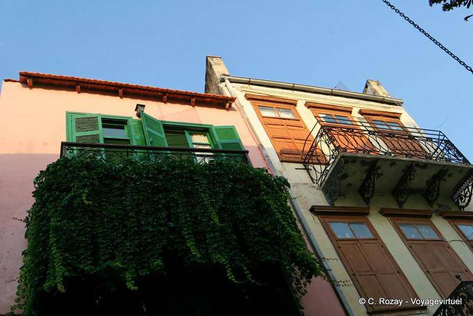 Varanda com samambaias caídas Chania - Creta, Grécia