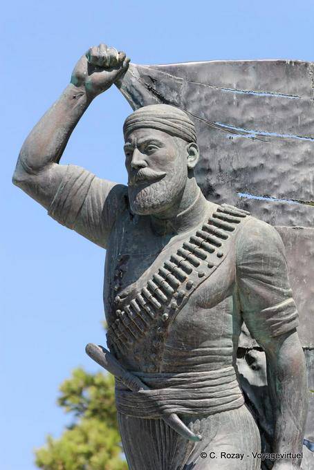 Concentre-se na estátua de Kayaledakis, Chania - Creta, Grécia