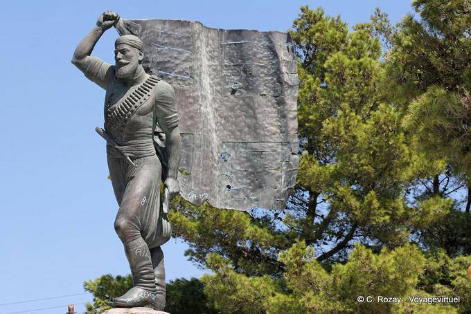 Chania, a estátua de Spiros Kayales herói morreu 05 de setembro de 1929 em Chalepa - Creta, Grécia