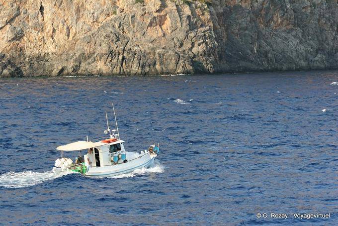 Pesca barco à vela ao longo de um penhasco Hora Sfakion - Creta, Grécia