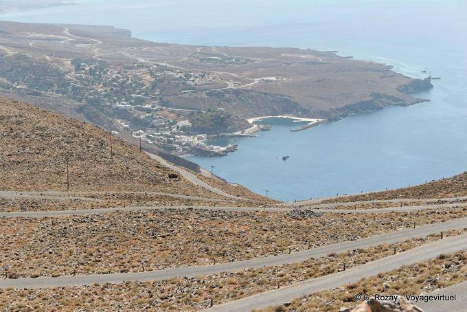 Hora Sfakion vista da estrada de montanha levando a Kampia e Anopoli - Creta, Grécia