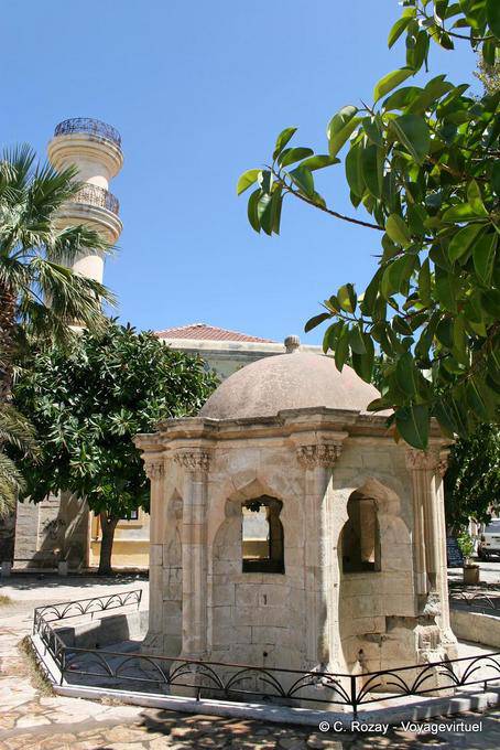 Tribunal da antiga mesquita com chafariz e minarete, Ierapetra - Creta, Grécia