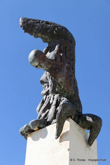 Estátuas de um memorial de Amiras em homenagem às vítimas do nazismo - Creta, Grécia