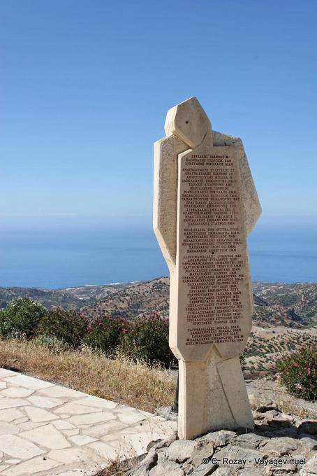 Nomes das vítimas sobre uma estátua dedicada ao massacre e sacrifício de Amiras Viannites - Creta, Grécia