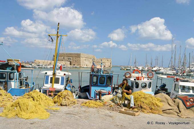 O porto de Iraklion (Heraklion) com vista para a fortaleza - Creta, Grécia
