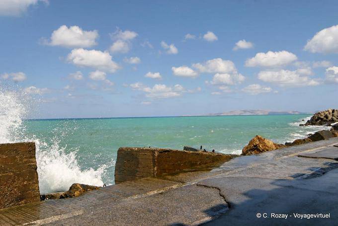 O mar do quebra-mar vai Venetian fort, Heraklion - Creta, Grécia