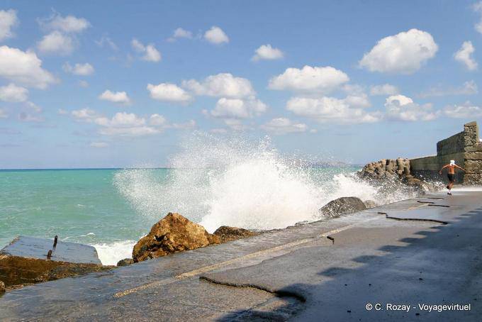 Ondas que quebram perto da Rocca a Mare, Heraklion - Creta, Grécia