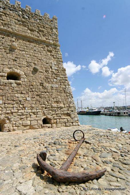 Rusty âncora na frente de uma parede da Castello del Molo (Koules), Heraklion - Creta, Grécia