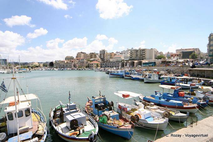 O antigo porto desde Leof. Nearchou, Heraklion - Creta, Grécia