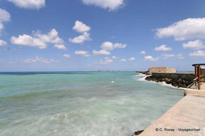 As cores do mar ao longo do cais levando à forte, Iraklion (Heraklion) - Creta, Grécia
