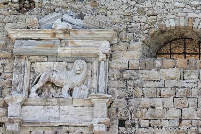 O Leão de São Marcos, o símbolo da República de Veneza, acima da entrada da fortaleza de Heraklion - Creta, Grécia