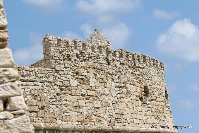 Paredes e ameias arredondado arenito da arquitectura militar Venetian, Fort Koules, Heraklion - Creta, Grécia