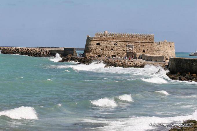 Ondas de força contra os fundamentos da fortaleza Rocca al Mare ou Koules, Heraklion - Creta, Grécia