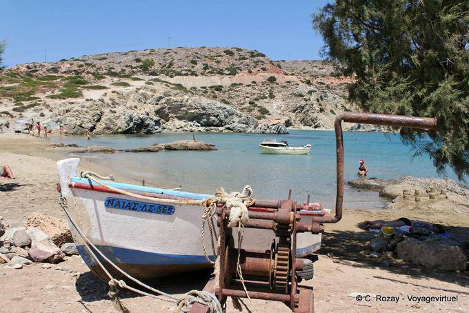 Itanos, guincho e barco na praia - Creta, Grécia