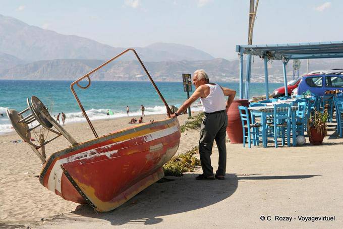 Cretenses e seu barco antes da praia Kalamaki, sul de Tymbaki - Creta, Grécia