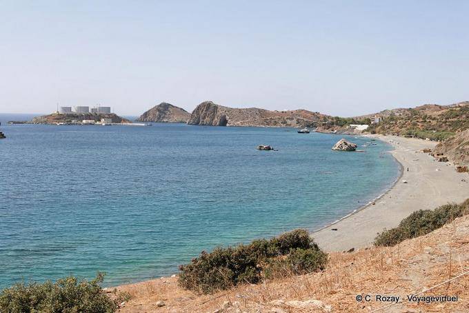 Kali Limenes, praia e do porto de armazenamento na pequena ilha de Aghios Pavlos - Creta, Grécia