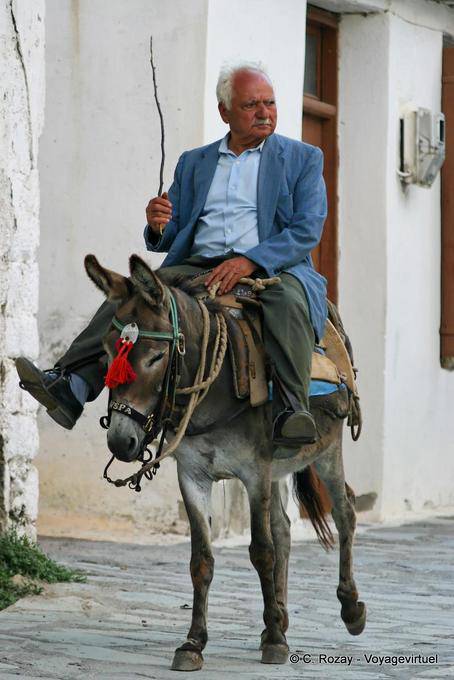Mora em roupas de domingo em sua bunda, Lassithi - Creta, Grécia